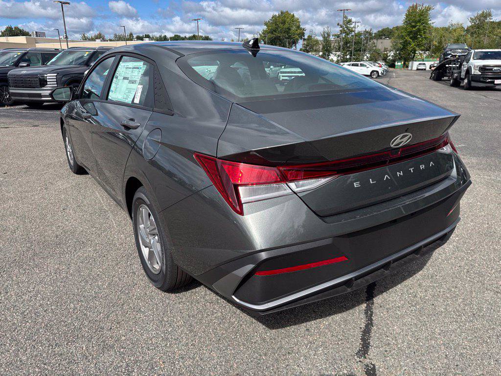 New 2026 Hyundai Elantra SE FWD image 4