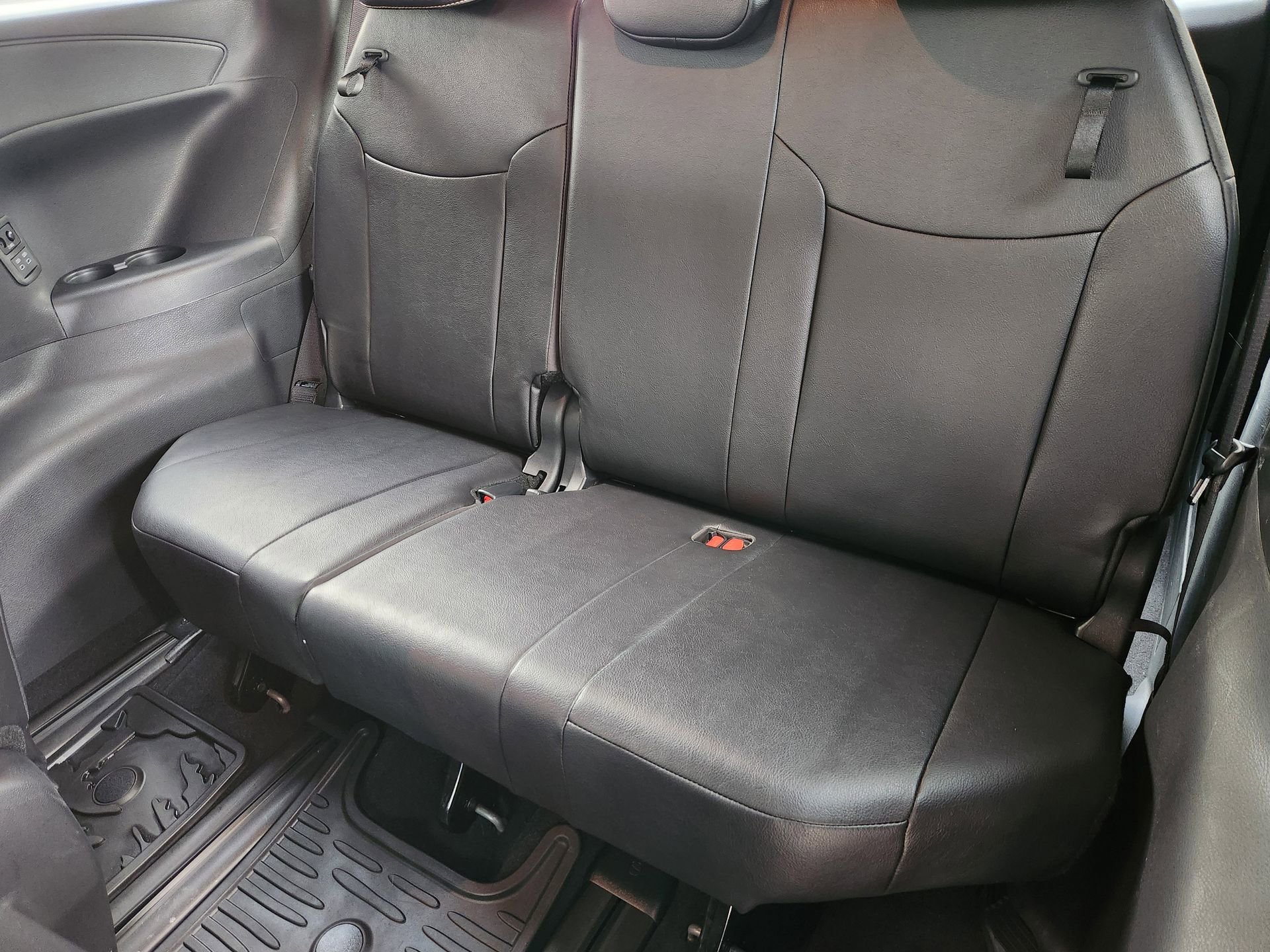 Used 2025 Toyota Sienna XLE Woodland Edition image 32