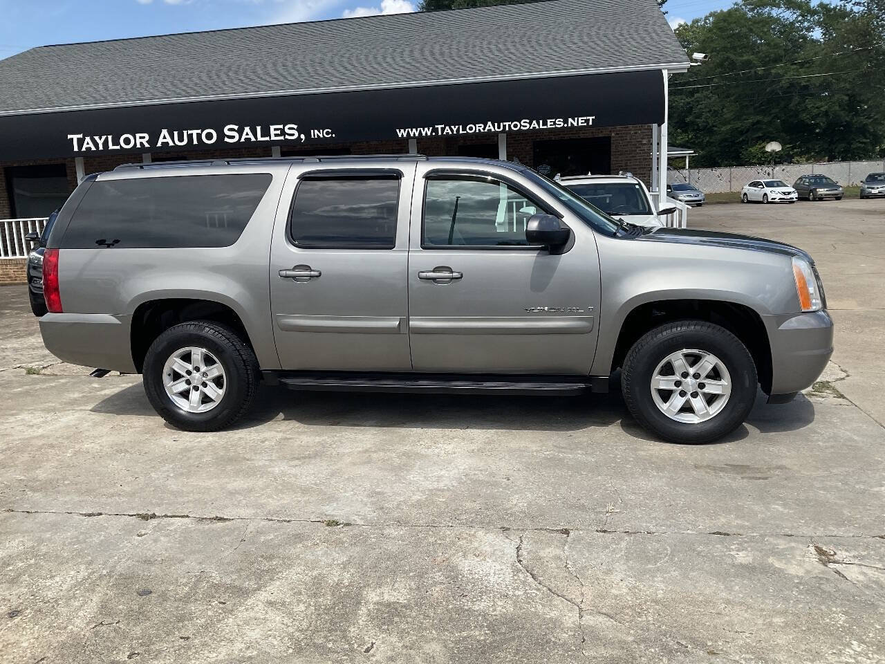 Used 2009 GMC Yukon XL SLE w/ Convenience Package RWD image 2