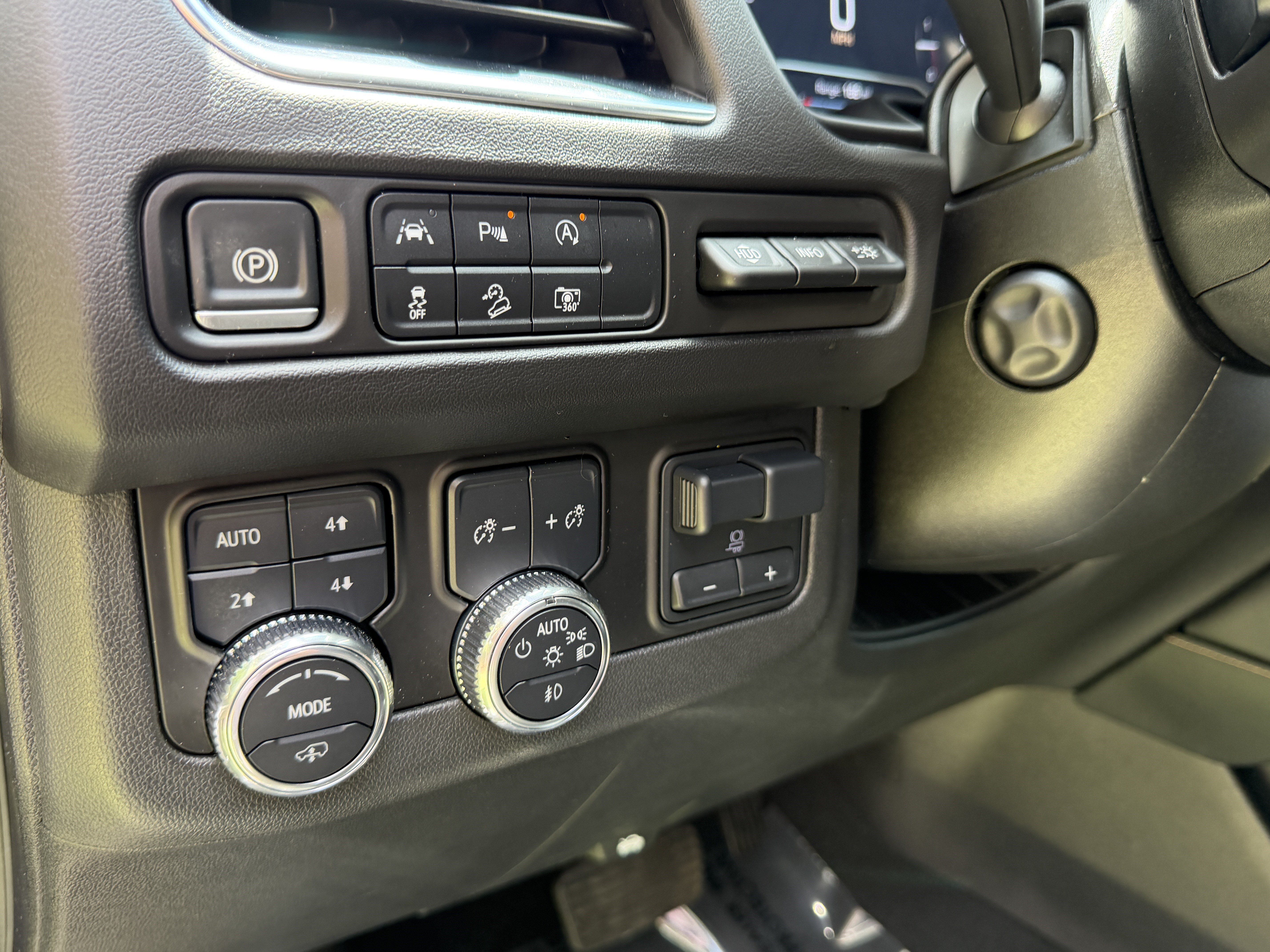 Used 2024 GMC Yukon AT4 w/ AT4 Premium Plus Package AWD/4WD image 13