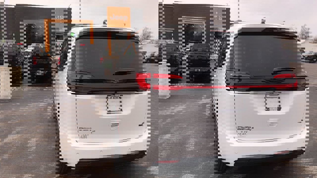 New 2026 Chrysler Pacifica Select image 6