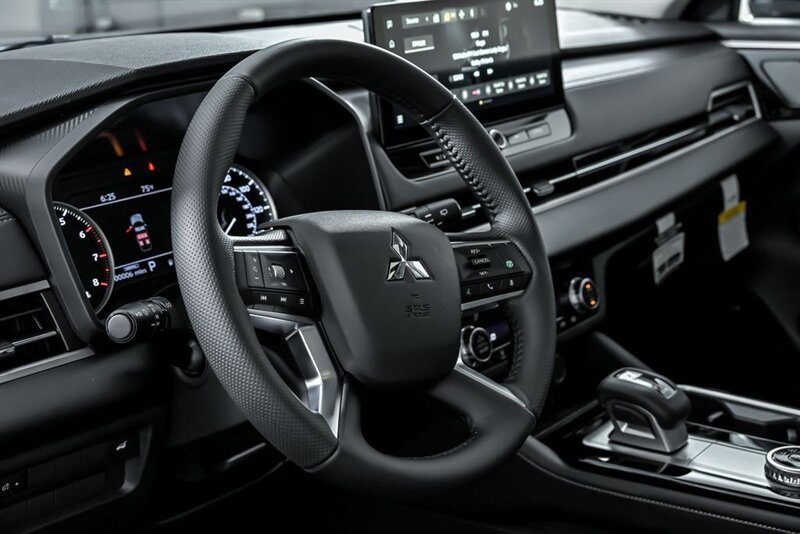 New 2025 Mitsubishi Outlander AWD image 17
