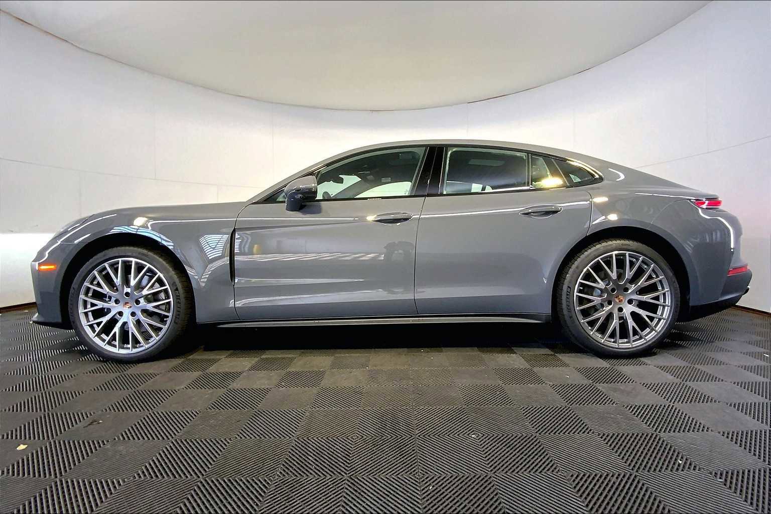 New 2026 Porsche Panamera 4 image 2