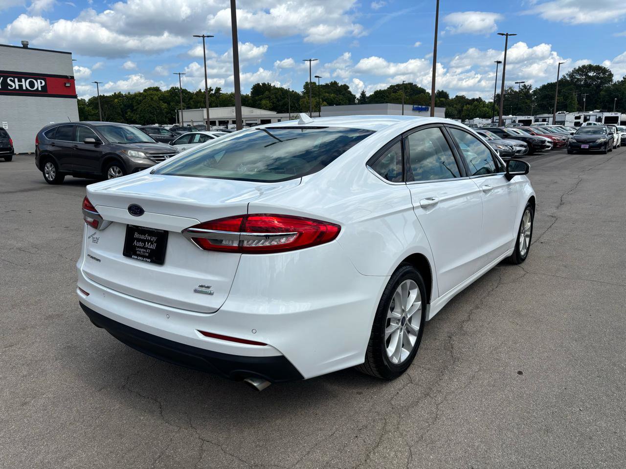Used 2019 Ford Fusion SE FWD image 3