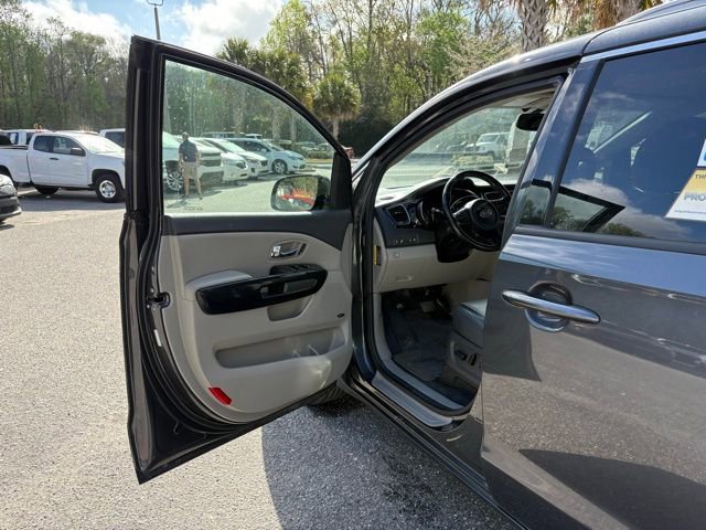 Used 2017 Kia Sedona SX image 9