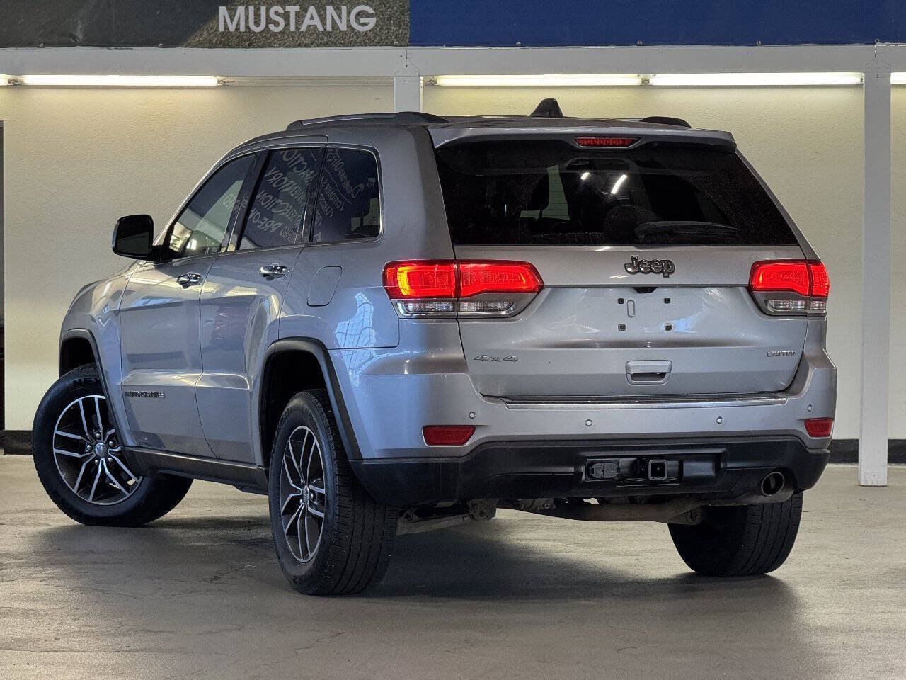 Used 2017 Jeep Grand Cherokee Limited w/ Luxury Group II AWD/4WD image 4