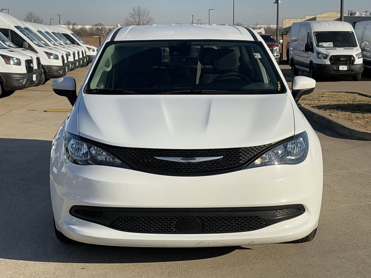 Used 2023 Chrysler Voyager LX image 9