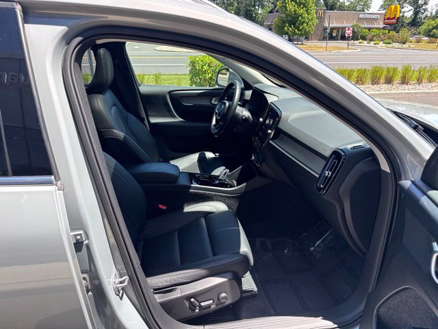 Certified 2025 Volvo XC40 B5 Plus AWD/4WD image 13