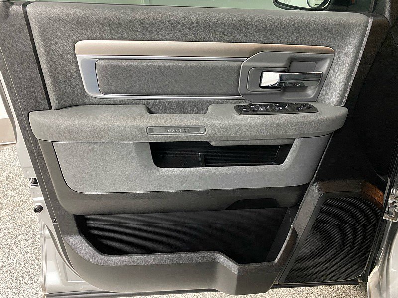 Used 2013 RAM 1500 Classic SLT w/ Premium Display Pkg image 9