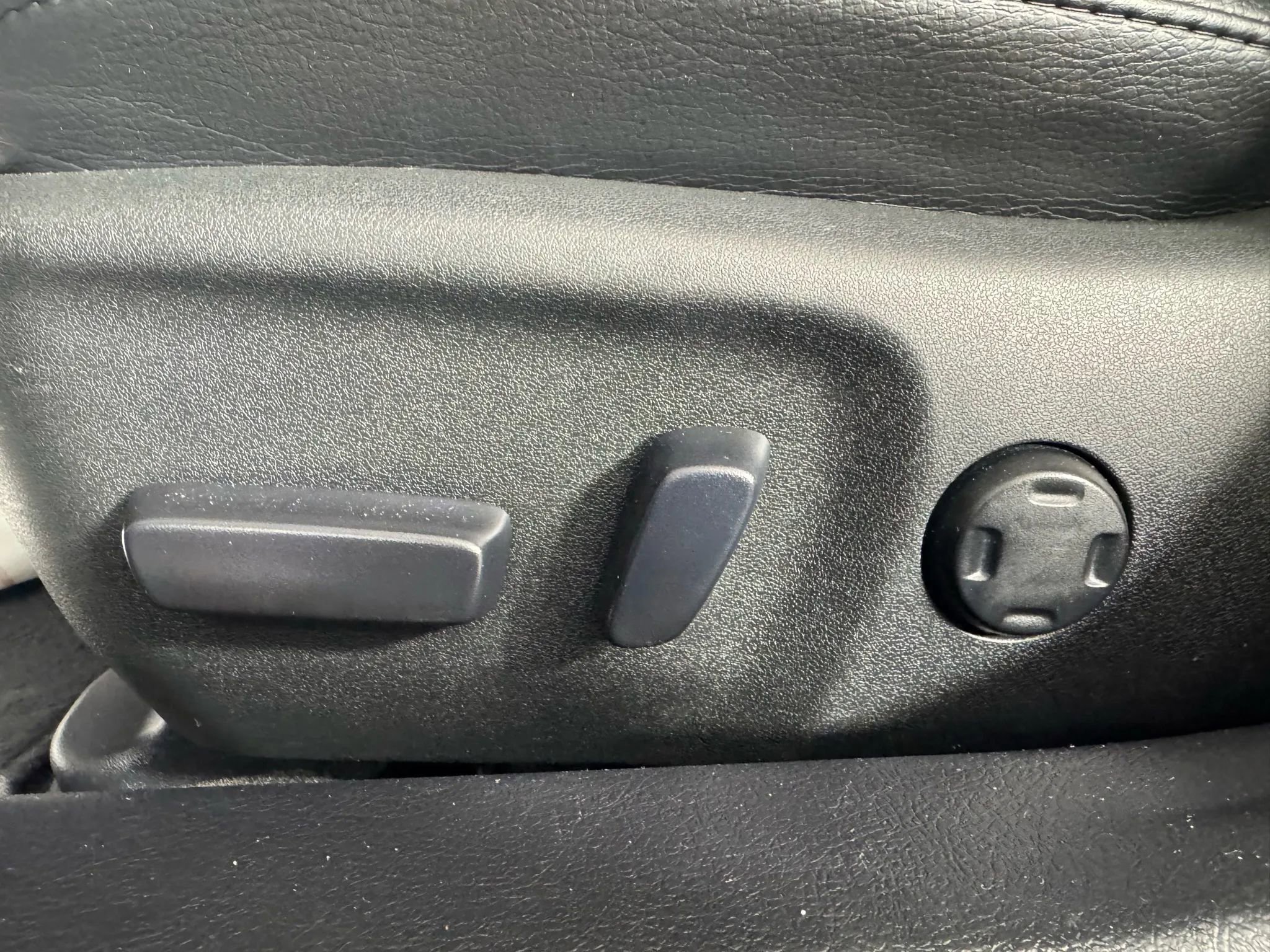 Used 2013 Toyota Avalon Limited image 34