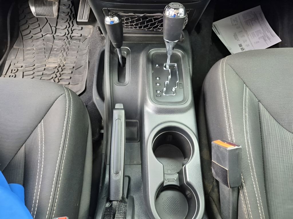 Used 2016 Jeep Wrangler Unlimited Rubicon w/ Connectivity Group image 38