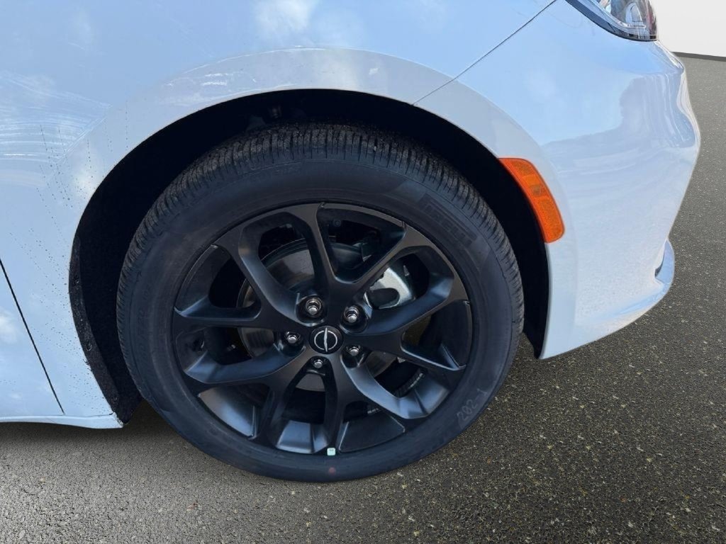 New 2026 Chrysler Pacifica Limited w/ Uconnect Theater Family Group FWD image 32