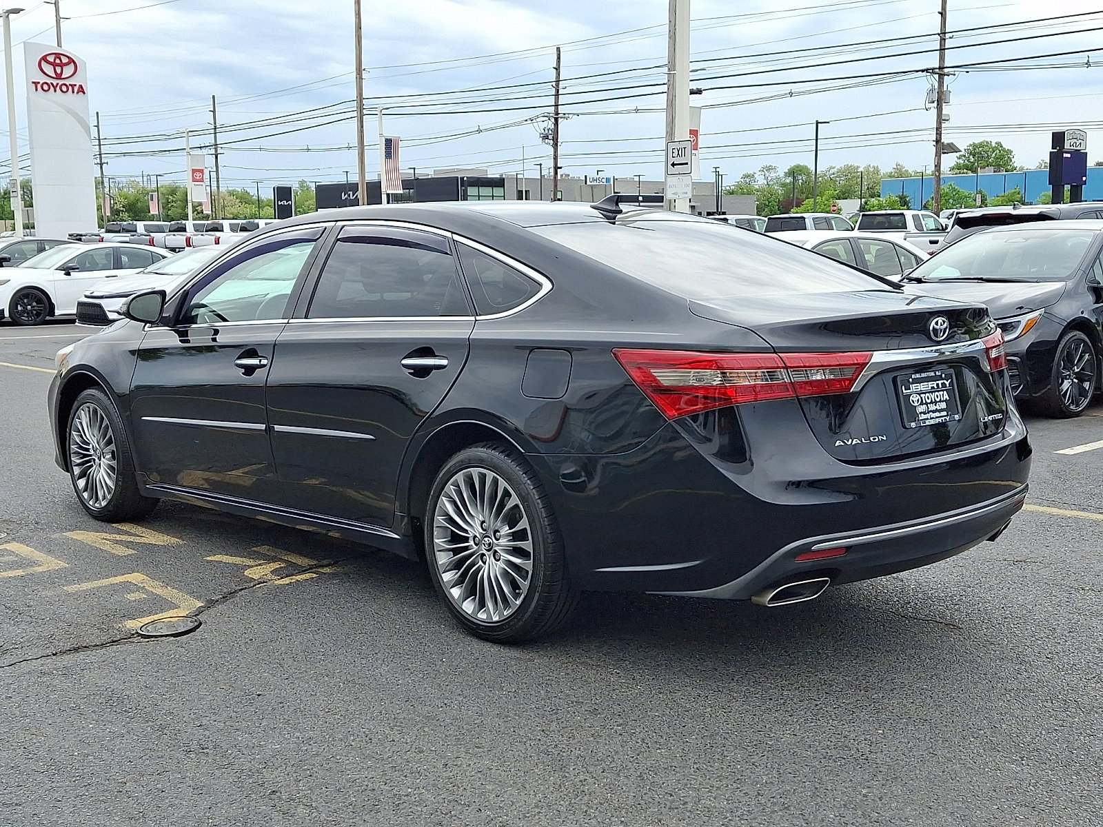 Used 2016 Toyota Avalon Limited w/ Protection Package FWD image 4