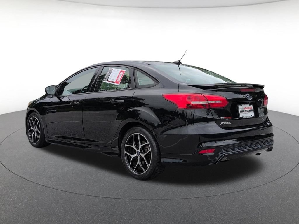 Used 2016 Ford Focus SE w/ SE Sport Package FWD image 3