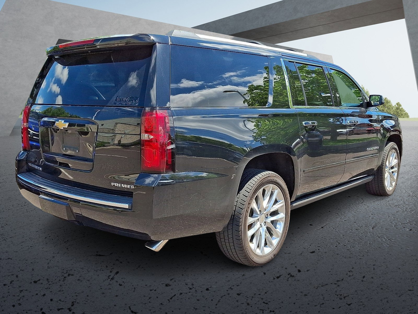 Used 2019 Chevrolet Suburban Premier w/ Premier Plus Edition AWD/4WD image 6