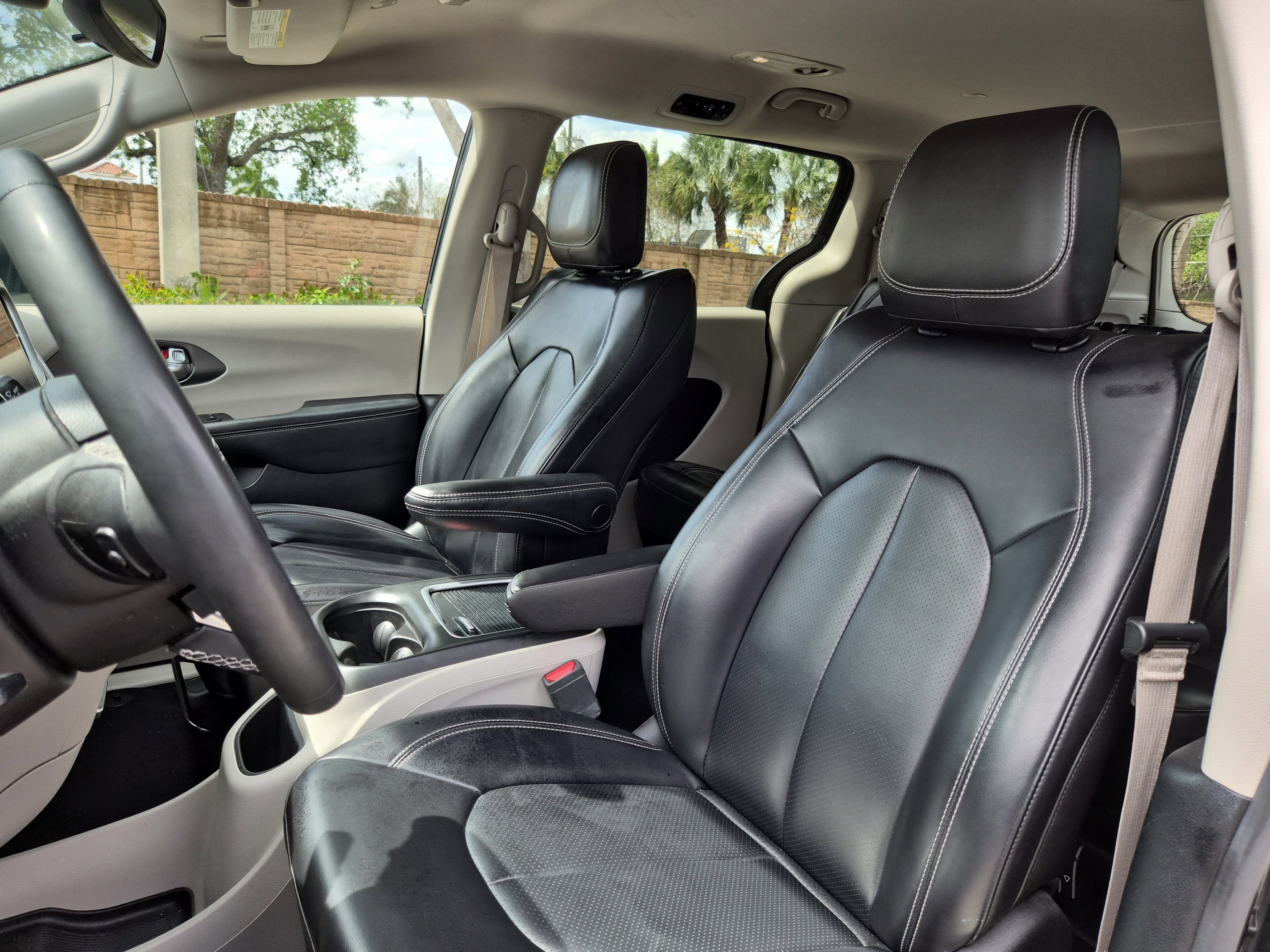 Used 2023 Chrysler Pacifica Touring-L image 20