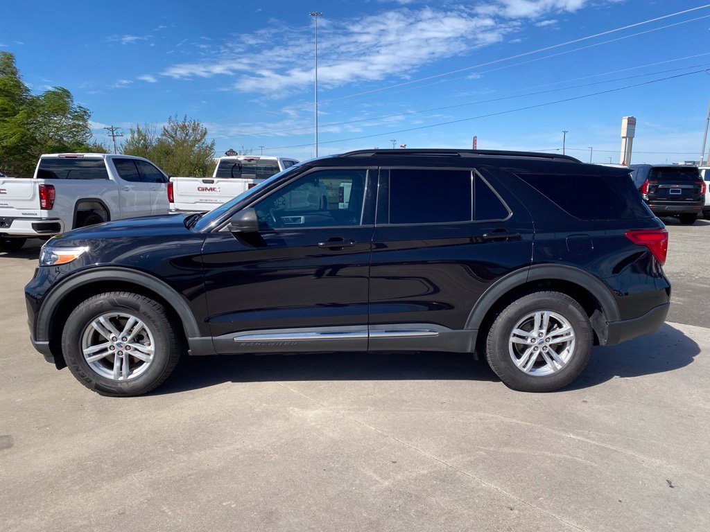 Used 2022 Ford Explorer XLT w/ Equipment Group 202A AWD/4WD image 2
