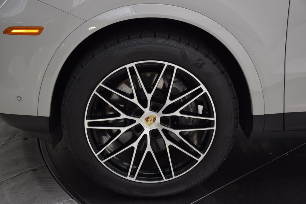Used 2024 Porsche Cayenne Coupe AWD/4WD image 12