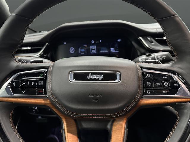 Used 2025 Jeep Grand Cherokee Summit w/ Obsidian Package image 17