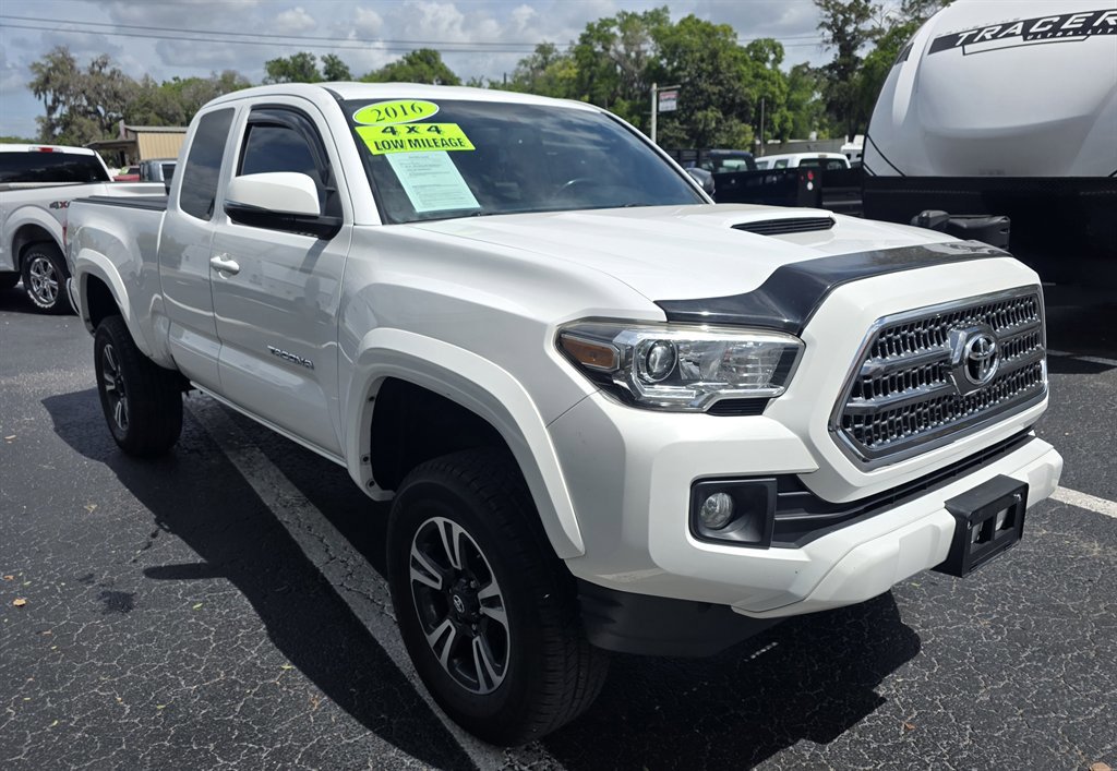Used 2016 Toyota Tacoma TRD Sport w/ Towing Package AWD/4WD image 10