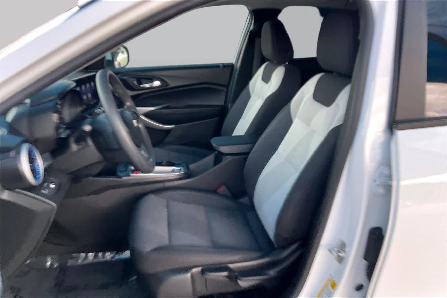 Used 2024 Chevrolet Trax LS w/ LS Convenience Package FWD image 9