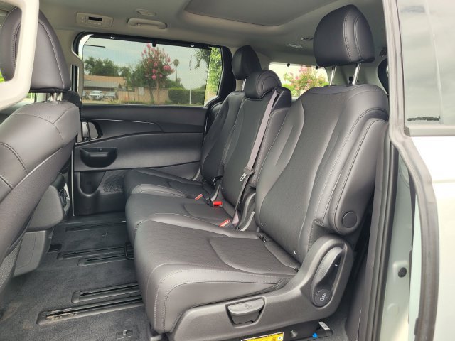 New 2026 Kia Carnival SX w/ SX Dark Edition Package FWD image 6