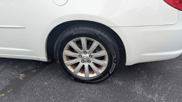 Used 2010 Chrysler Sebring Touring FWD image 10