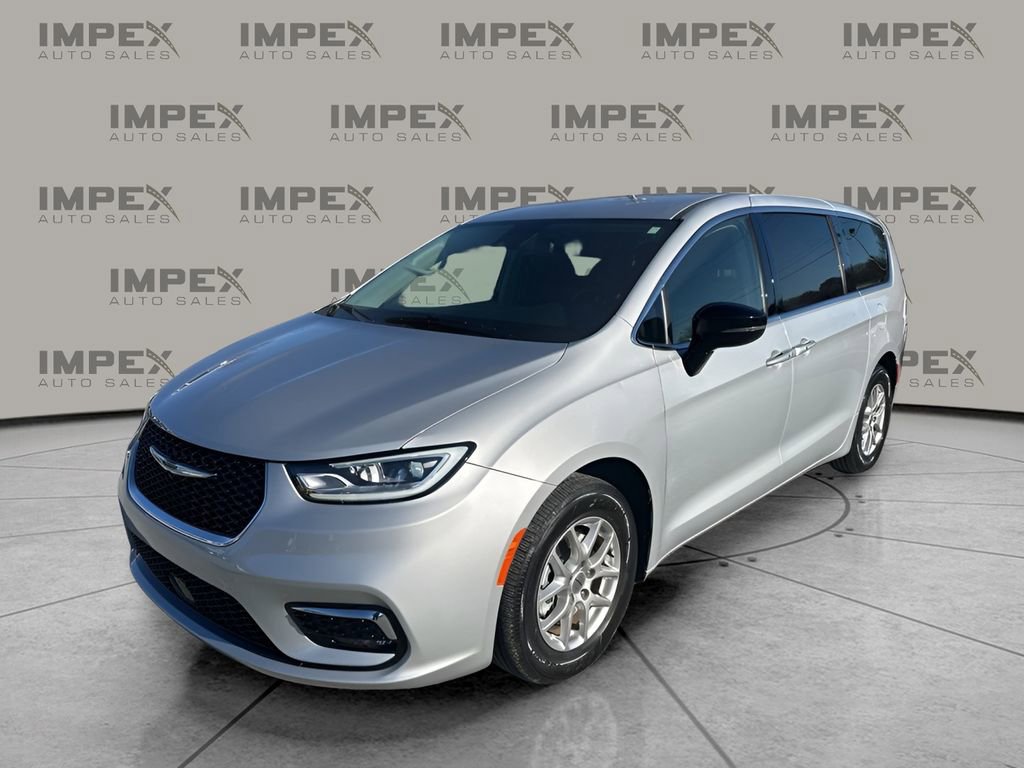 Used 2024 Chrysler Pacifica Touring-L image 1