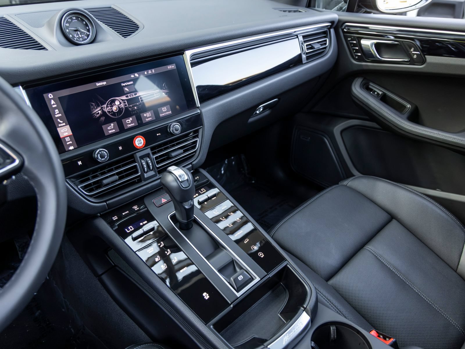 Certified 2026 Porsche Macan AWD/4WD image 48