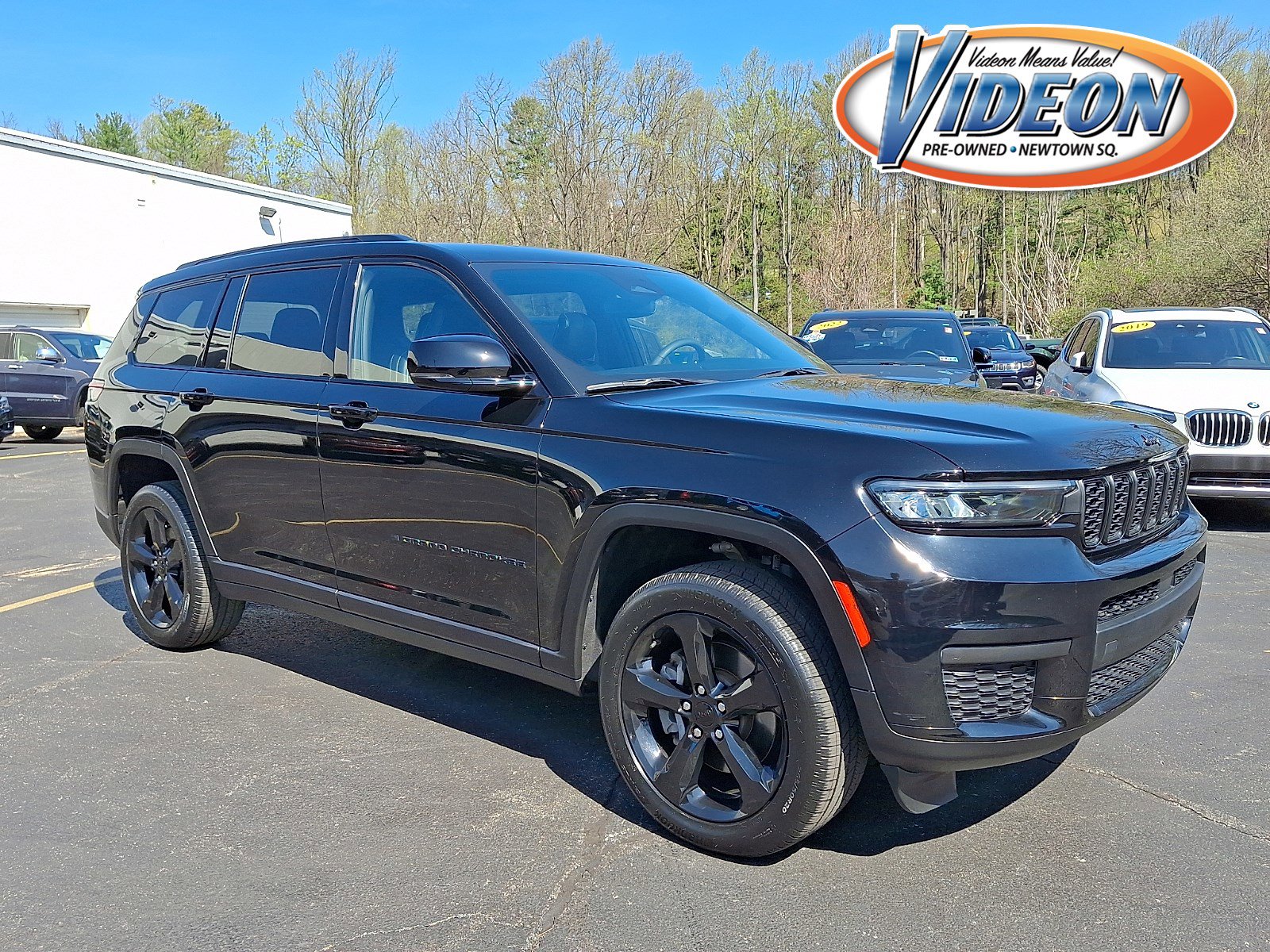 Used 2023 Jeep Grand Cherokee L Laredo image 1