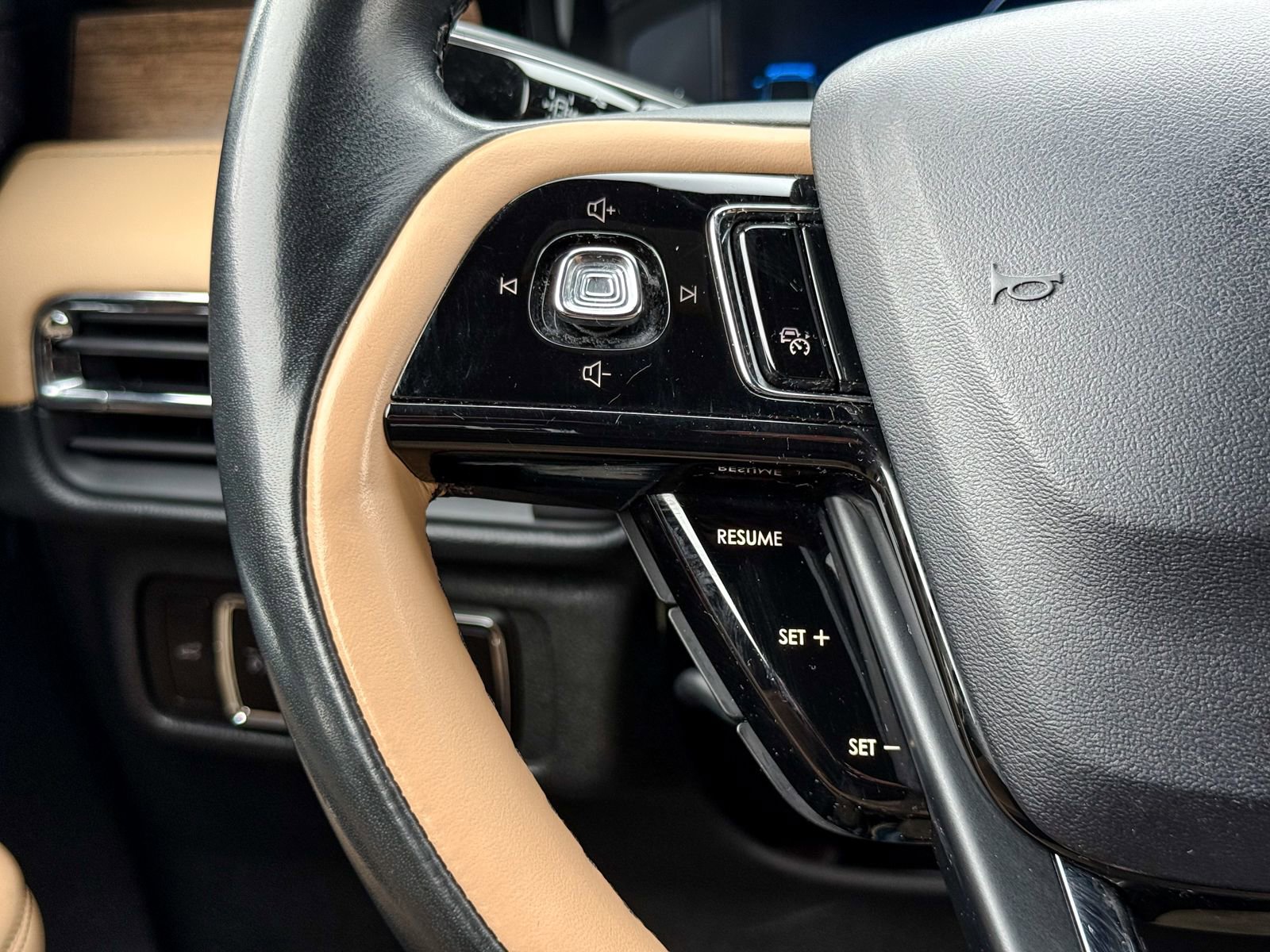 Used 2023 Lincoln Corsair Reserve w/ Jet Appearance Package image 37