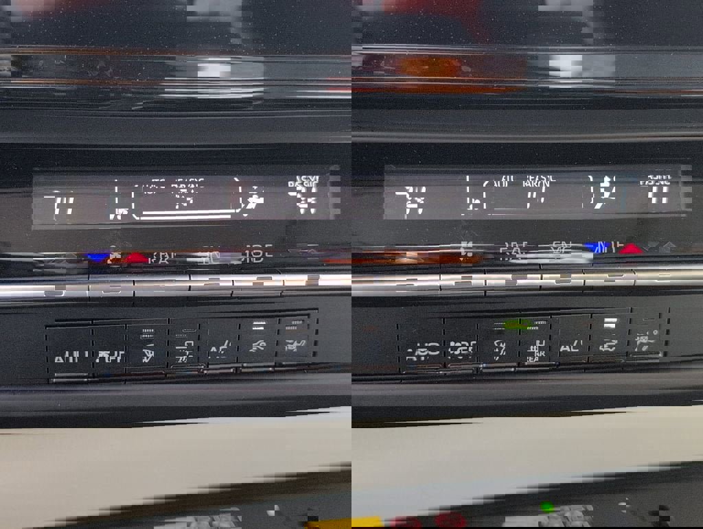 Used 2025 Toyota Sienna LE w/ LE Plus Package image 20