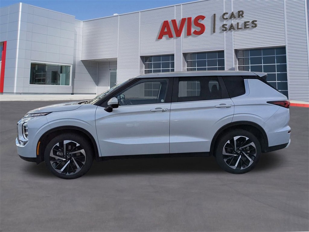 Used 2024 Mitsubishi Outlander SE image 1