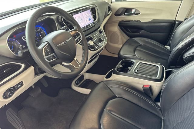 Used 2023 Chrysler Pacifica Touring-L FWD image 10