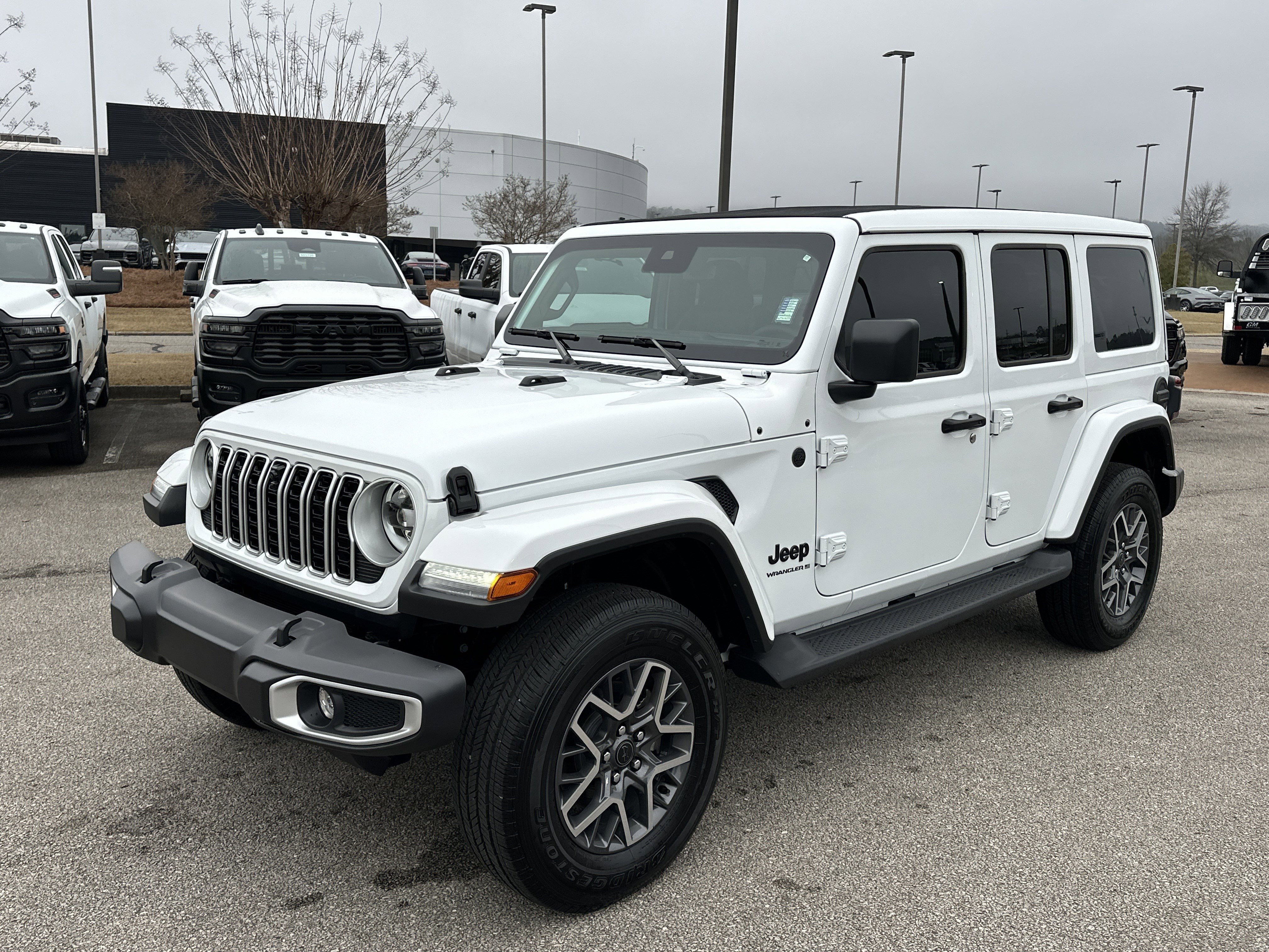 Used 2025 Jeep Wrangler Sahara image 3