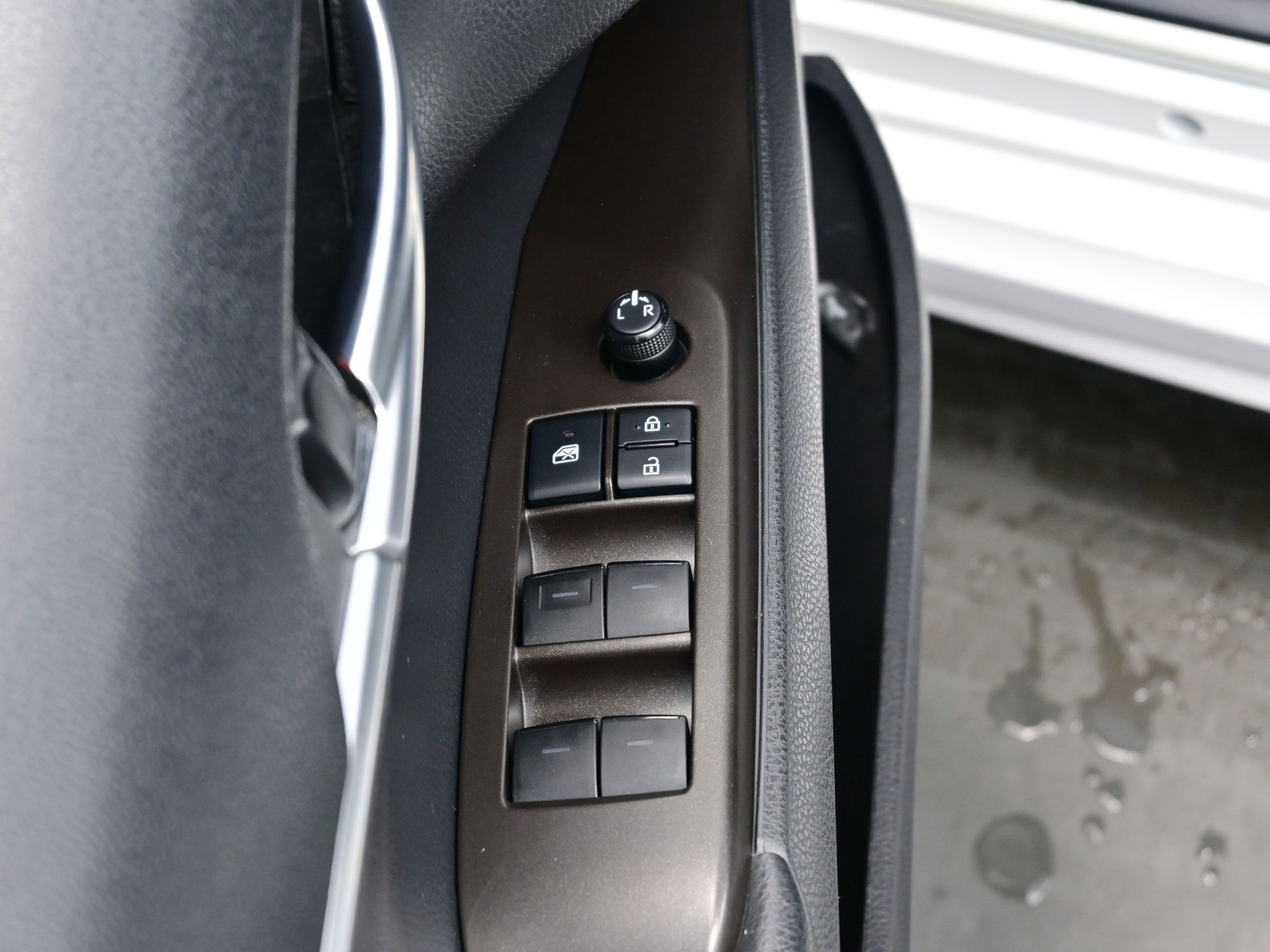 Used 2021 Toyota Camry SE w/ Cold Weather Package image 10