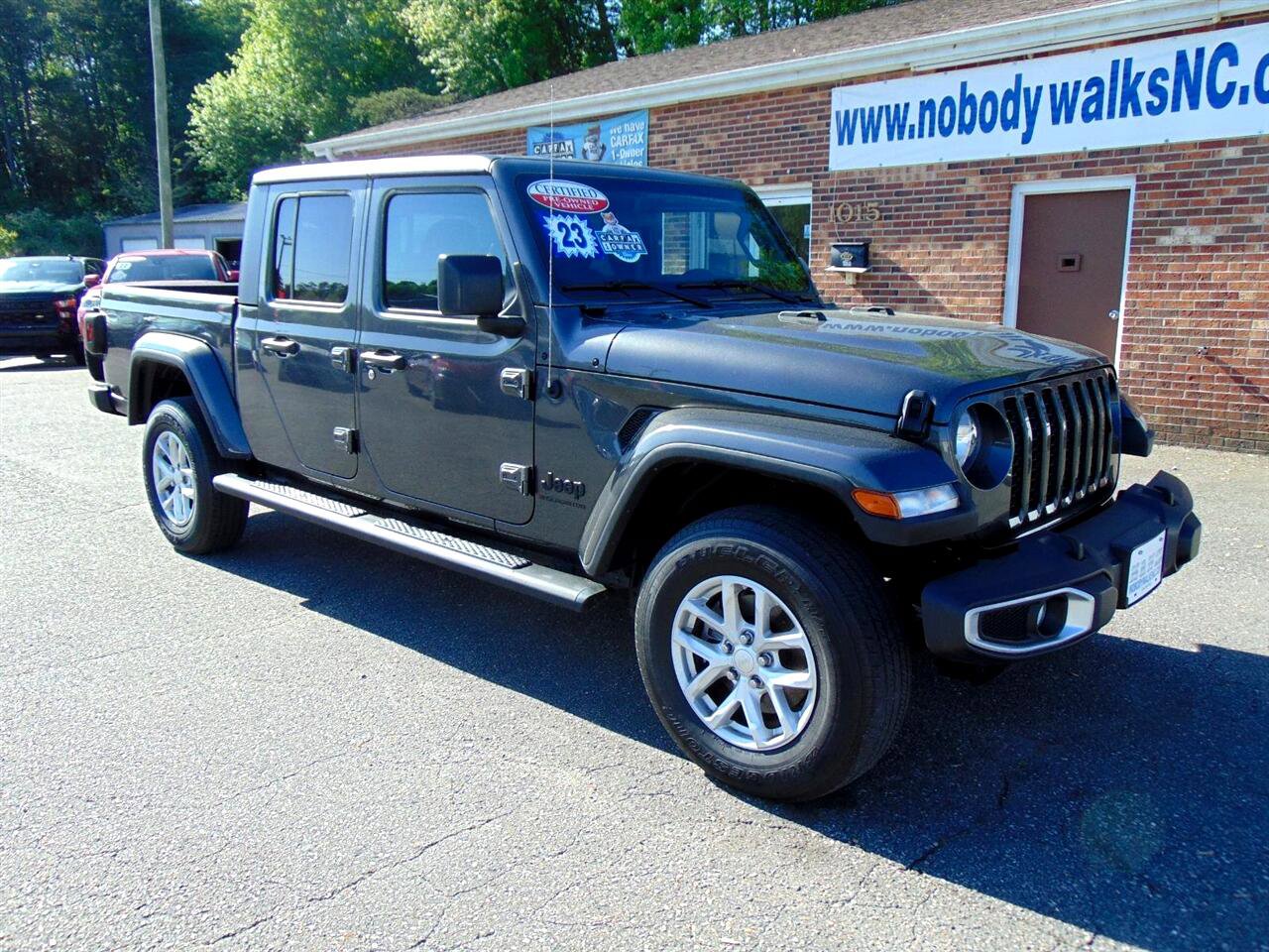 Used 2023 Jeep Gladiator Sport image 3
