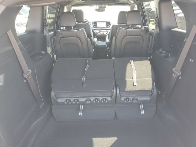 New 2026 Chrysler Pacifica Limited w/ Trailer Tow Group AWD/4WD image 8