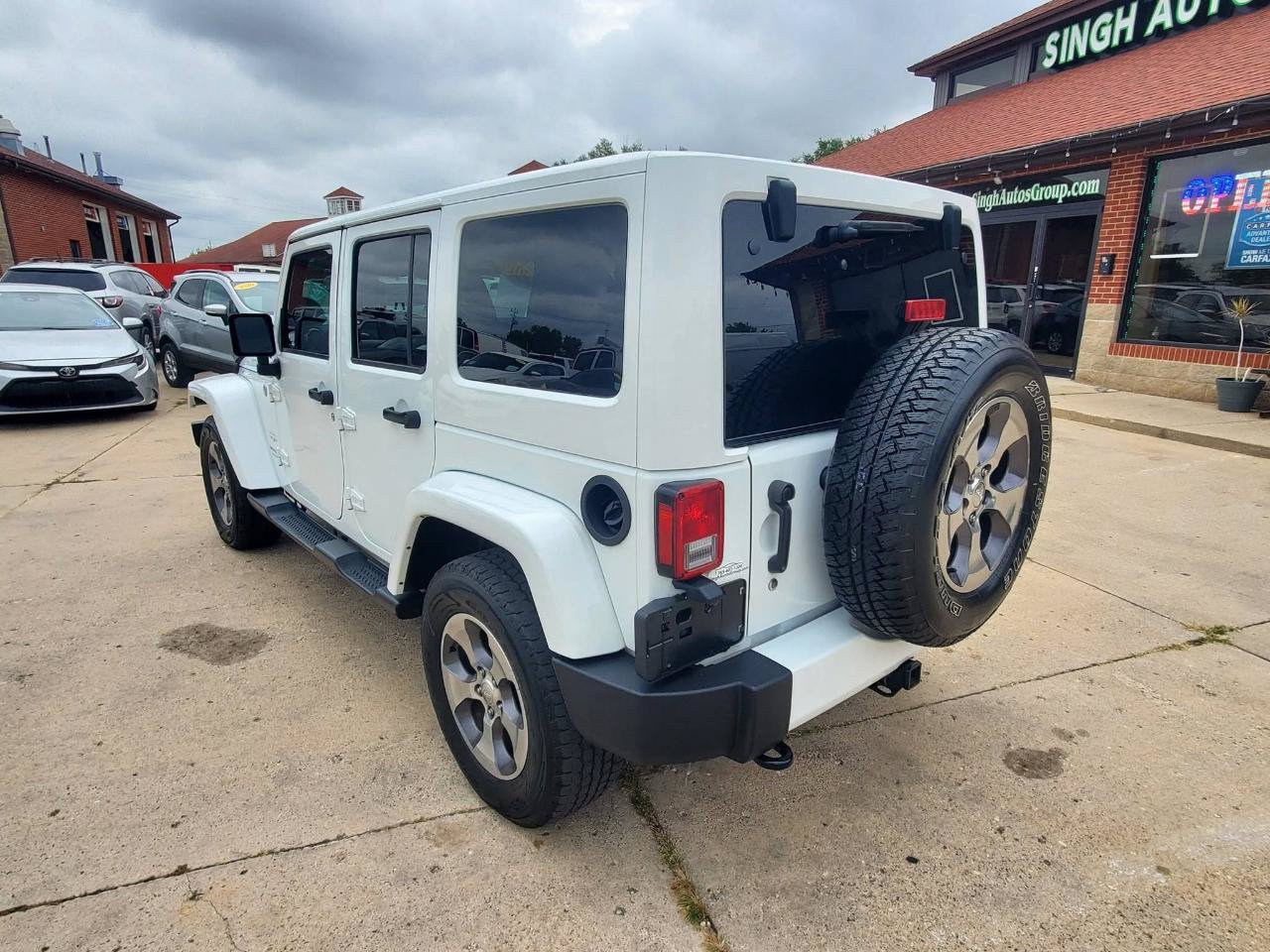 Used 2016 Jeep Wrangler Unlimited Sahara w/ Connectivity Group AWD/4WD image 7