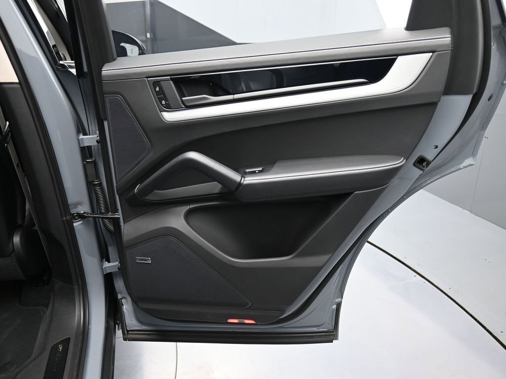 Certified 2025 Porsche Cayenne Turbo AWD/4WD image 26