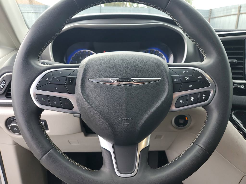 Used 2023 Chrysler Pacifica Touring-L FWD image 23