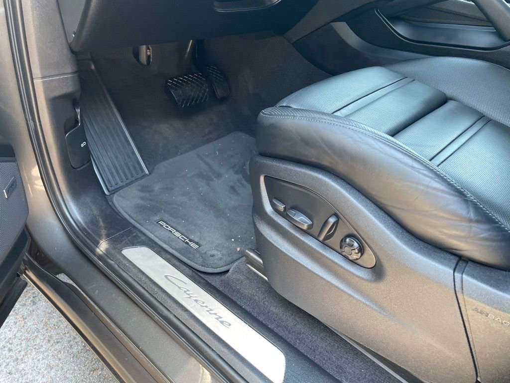 Used 2024 Porsche Cayenne Coupe image 21