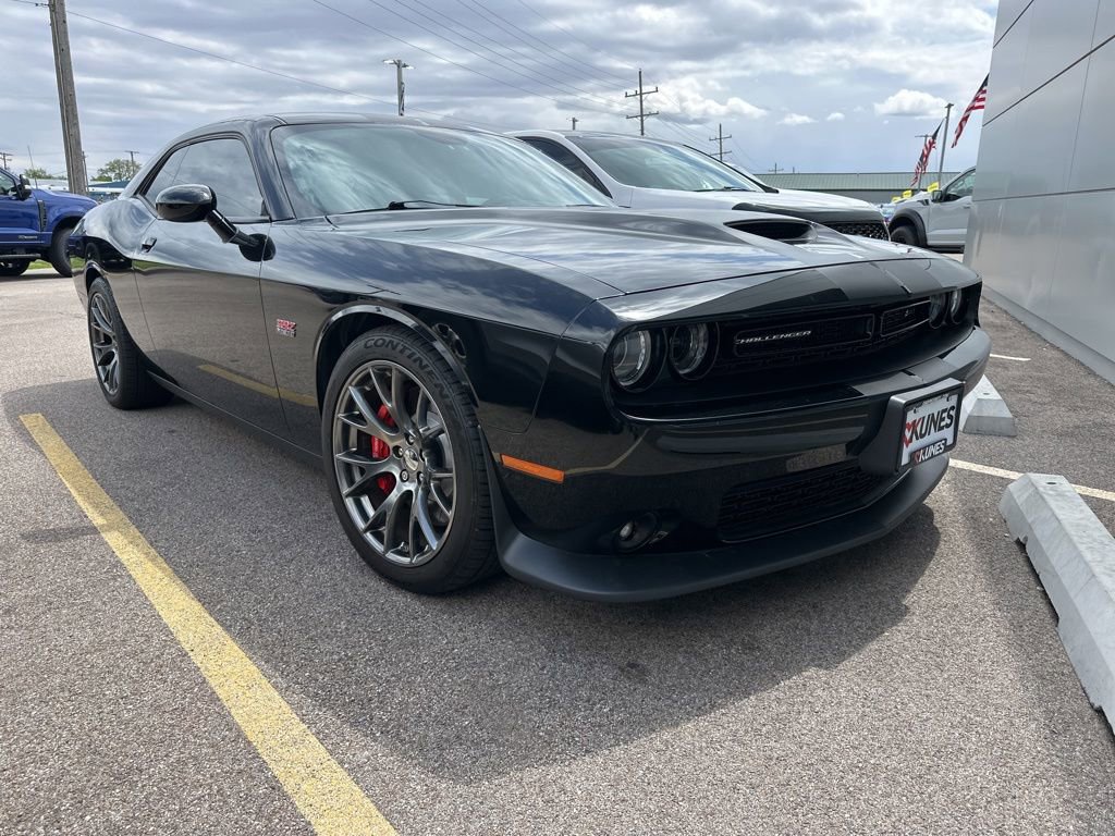 Used 2016 Dodge Challenger SRT w/ Technology Group RWD image 10