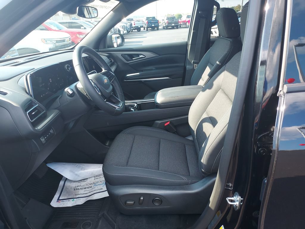 Used 2025 Chevrolet Traverse LT w/ Driver Confidence Package AWD/4WD image 13