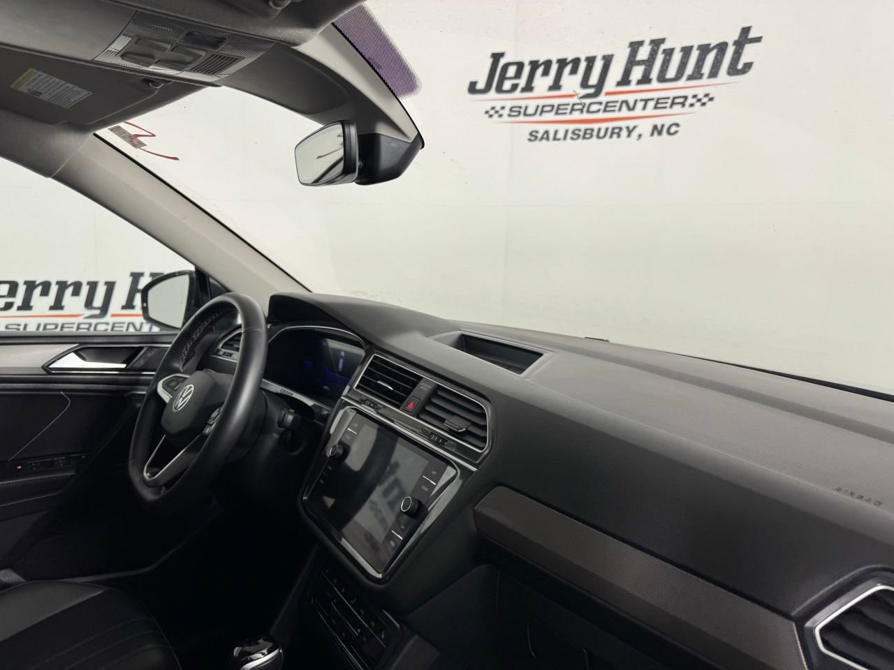 Used 2024 Volkswagen Tiguan SE image 28