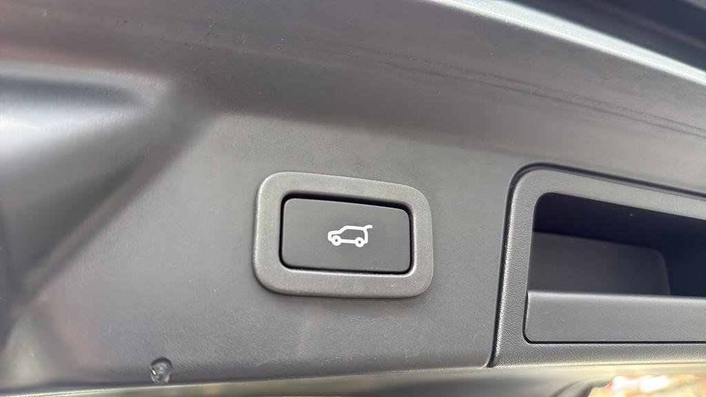 Used 2021 Land Rover Range Rover Velar R-Dynamic S image 19