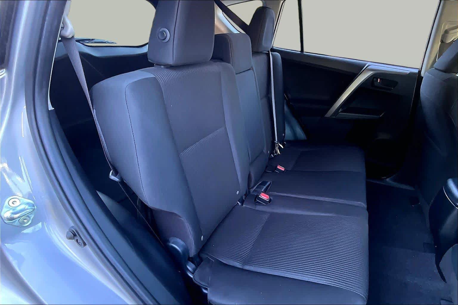 Used 2018 Toyota RAV4 LE FWD image 21