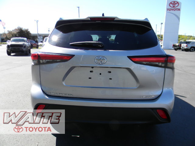 Used 2022 Toyota Highlander LE AWD/4WD image 3
