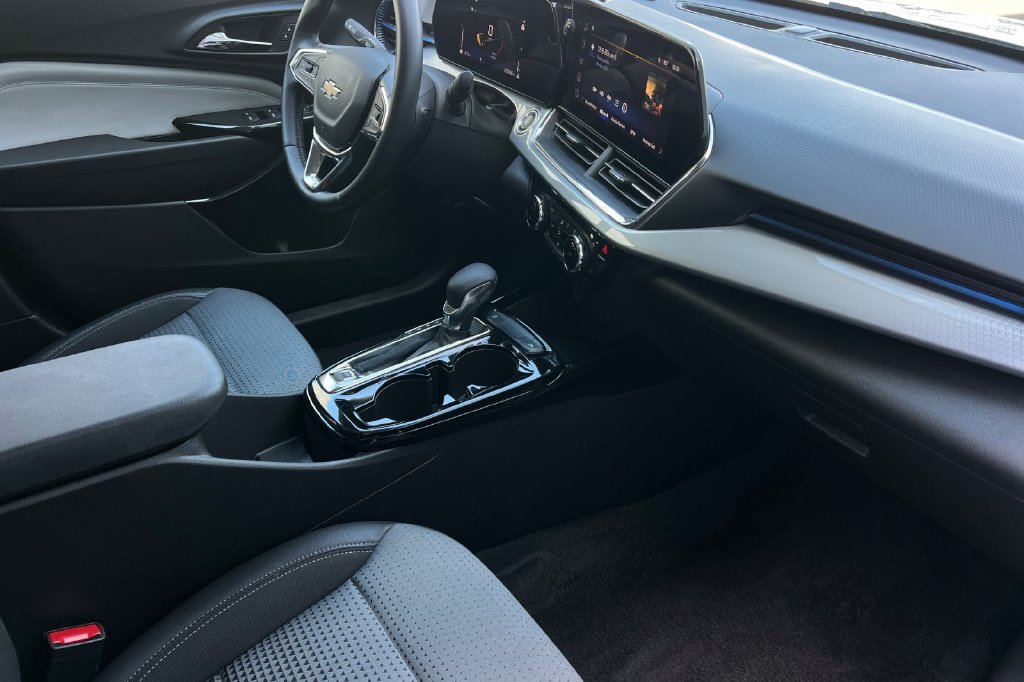 Used 2025 Chevrolet Trax LT w/ LT Convenience Package FWD image 16