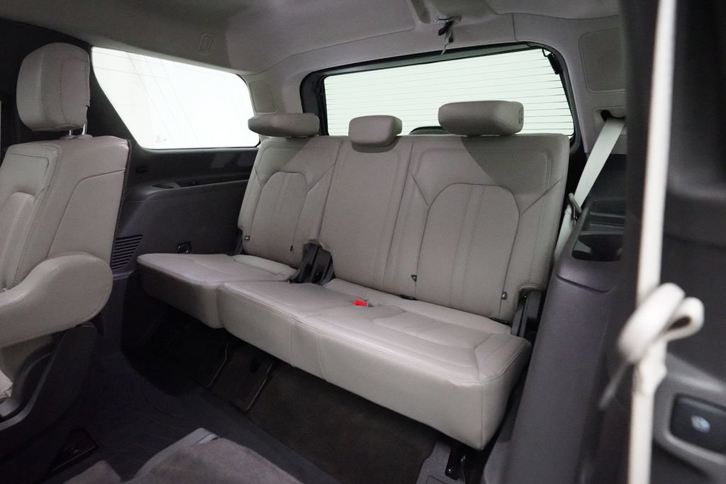 Used 2018 Ford Expedition Limited w/ Equipment Group 301A AWD/4WD image 16